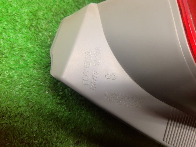 ヴィッツ 右テールランプ DBA-NSP130 81550-52801