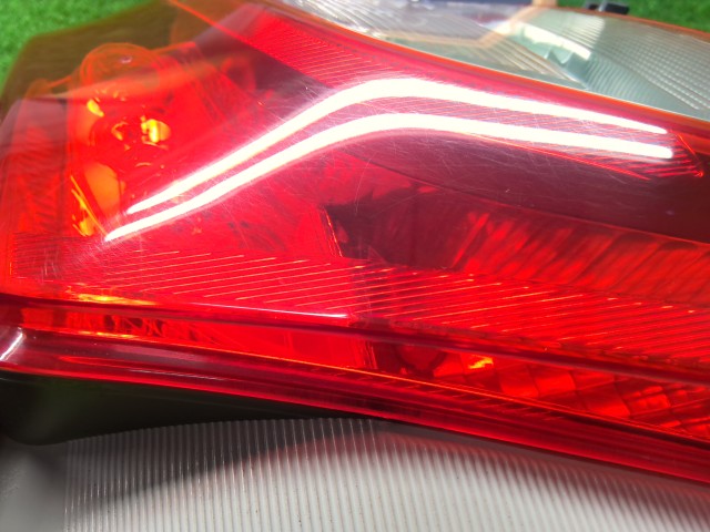 ヴィッツ 右テールランプ DBA-NSP130 81550-52801