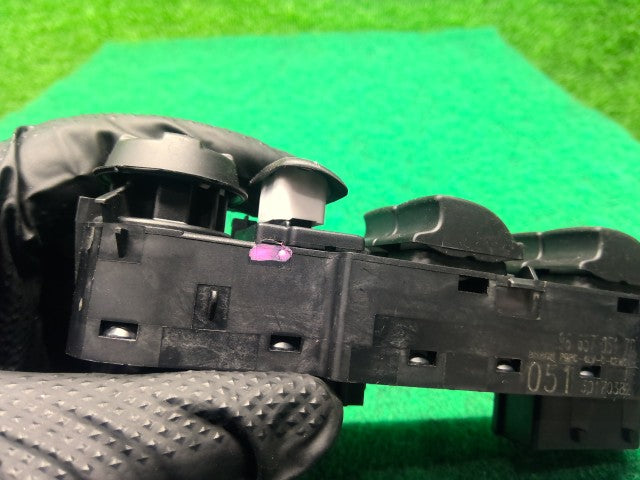 【中古】シトロエン ABA-B7HN02 パワーウインドウスイッチ 6490