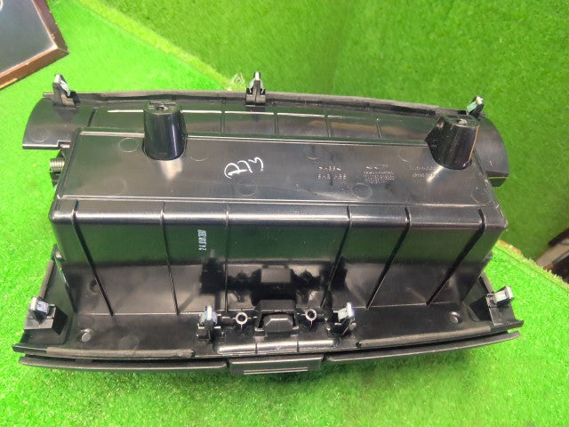 マーチ グローブＢＯＸ DBA-NK13 68560-1HJ1A