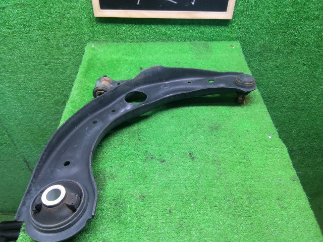 【中古】デミオ DBA-DJ3FS 左フロントロアアーム D23H-34-350