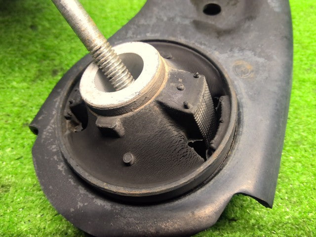 【中古】デミオ DBA-DJ3FS 左フロントロアアーム D23H-34-350