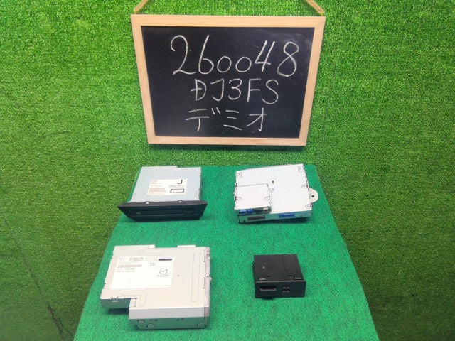 【中古】デミオ DBA-DJ3FS カーナビゲーション D09J-66-9G0D