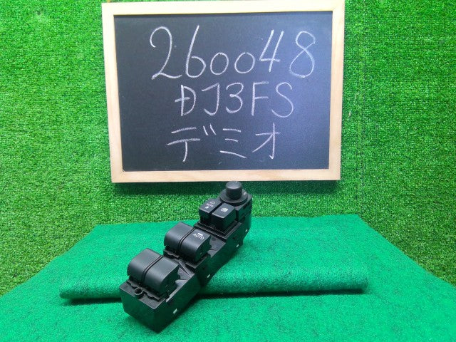 【中古】デミオ DBA-DJ3FS パワーウインドウスイッチ D23P-66-350A