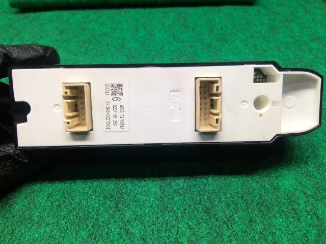 【中古】デミオ DBA-DJ3FS パワーウインドウスイッチ D23P-66-350A