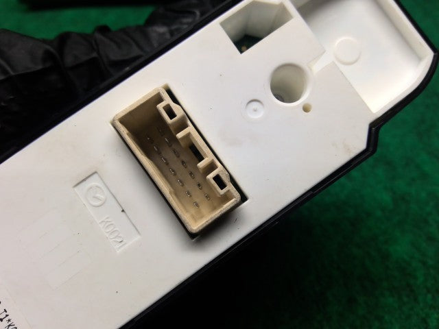 【中古】デミオ DBA-DJ3FS パワーウインドウスイッチ D23P-66-350A