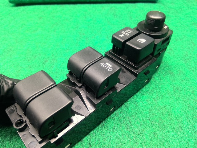 【中古】デミオ DBA-DJ3FS パワーウインドウスイッチ D23P-66-350A