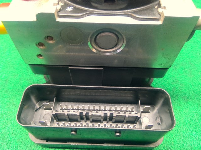 【中古】インサイト DAA-ZE2 ＡＢＳアクチュエーター 57110-TM8-J53
