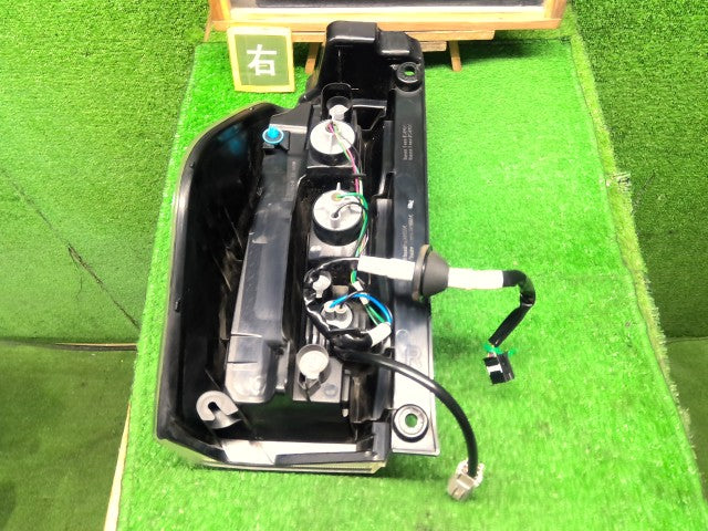 【中古】タント DBA-LA610S 右テールランプ 81550-B2671