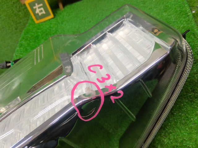 【中古】タント DBA-LA610S 右テールランプ 81550-B2671