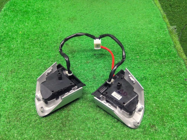 【中古】タント DBA-LA610S ステアリング スイッチ