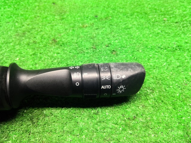 【中古】タント DBA-LA610S ライトスイッチ 84140-B2160