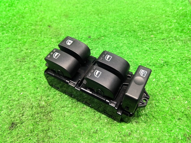 【中古】タント DBA-LA610S パワーウインドウスイッチ 84820-B2440