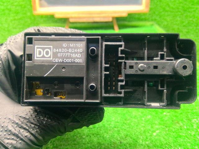 【中古】タント DBA-LA610S パワーウインドウスイッチ 84820-B2440