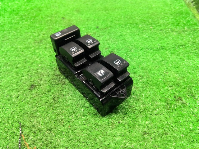 【中古】タント DBA-LA610S パワーウインドウスイッチ 84820-B2440