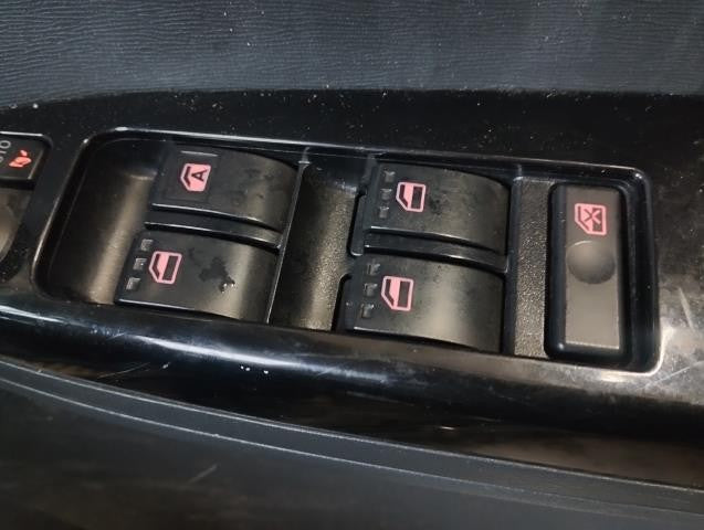 【中古】タント DBA-LA610S パワーウインドウスイッチ 84820-B2440
