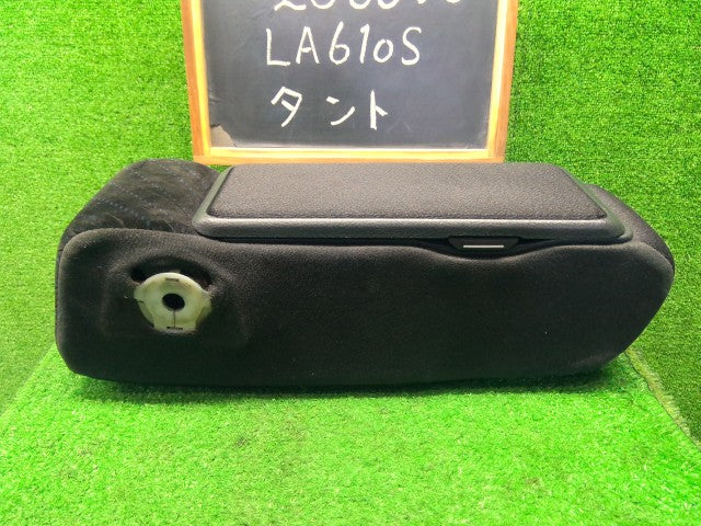 【中古】タント DBA-LA610S アームレスト 72810-B2680-C3