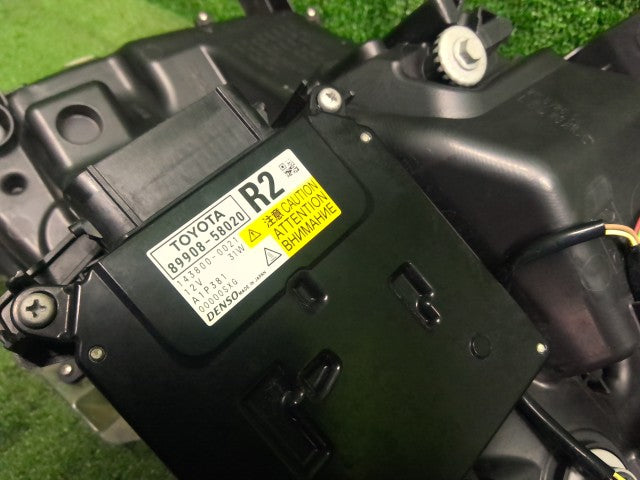 【中古】アルファード DBA-AGH35W 右ヘッドランプＡＳＳＹ 81110-58370