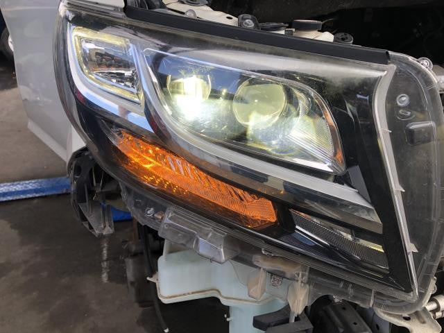 【中古】アルファード DBA-AGH35W 右ヘッドランプＡＳＳＹ 81110-58370