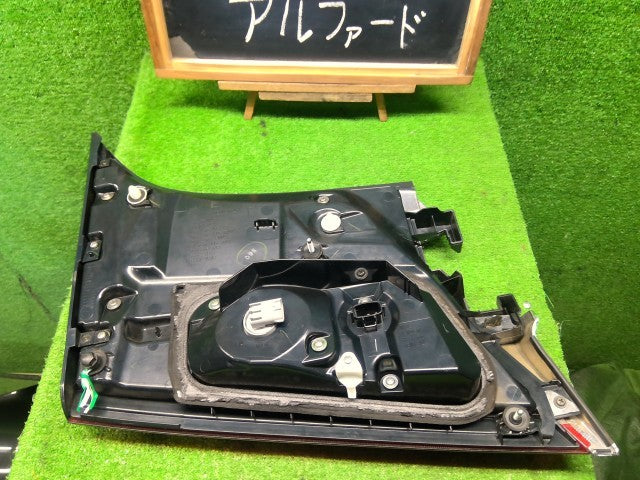 【中古】アルファード DBA-AGH35W 右フィニッシャーパネル 81581-58260