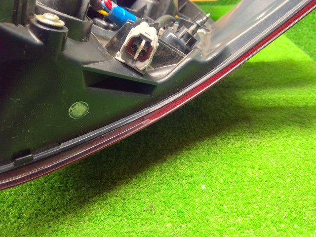 【中古】アルファード DBA-AGH35W 左テールランプ 81561-58130