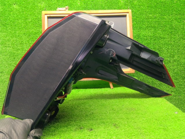 【中古】アルファード DBA-AGH35W 左テールランプ 81561-58130