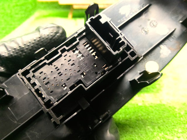 【中古】アルファード DBA-AGH35W パワーウインドウスイッチ 84040-48160