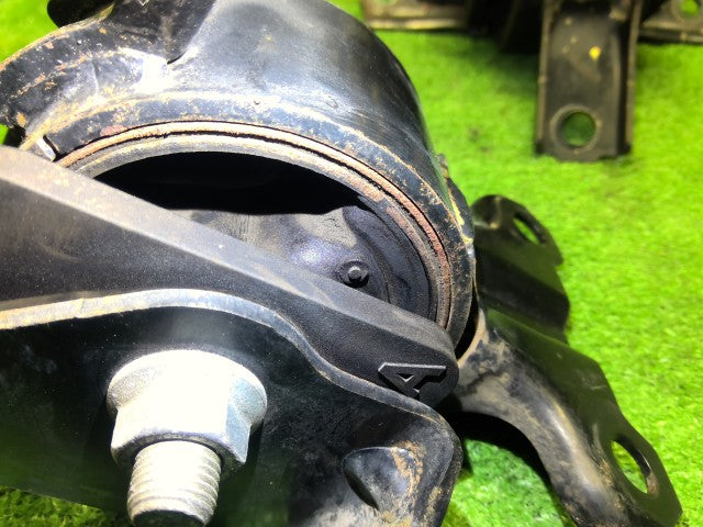 【中古】デリカＤ5 DBA-CV5W エンジンマウント 2個セット