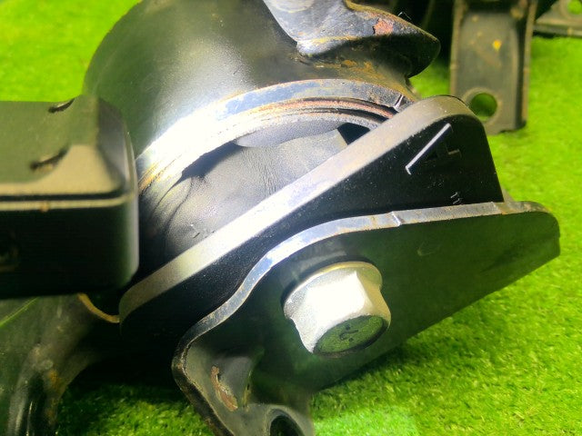 【中古】デリカＤ5 DBA-CV5W エンジンマウント 2個セット