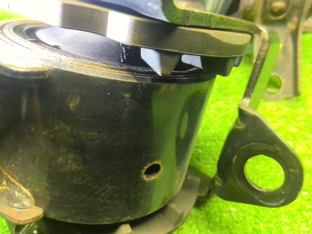 【中古】デリカＤ5 DBA-CV5W エンジンマウント 2個セット