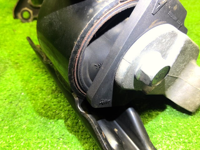 【中古】デリカＤ5 DBA-CV5W エンジンマウント 2個セット