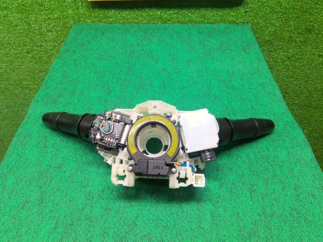 【中古】デリカＤ5 DBA-CV5W ディマースイッチ 8600A829