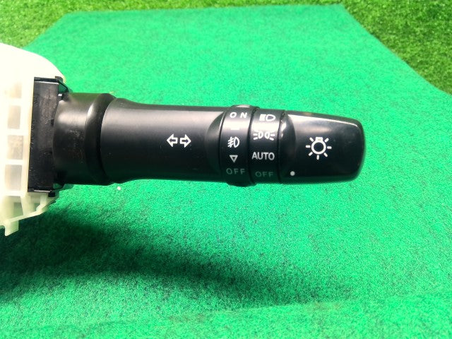 【中古】デリカＤ5 DBA-CV5W ディマースイッチ 8600A829