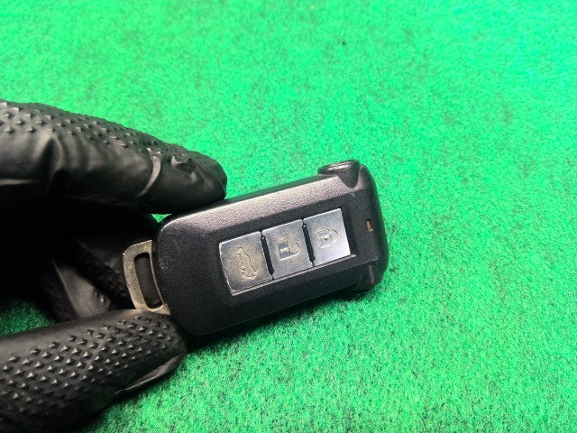 【中古】デリカＤ5 DBA-CV5W キーレスリモコン 8637A173
