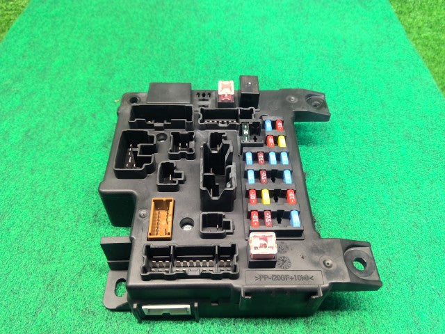 【中古】デリカＤ5 DBA-CV5W ヒューズボックス 8637C098