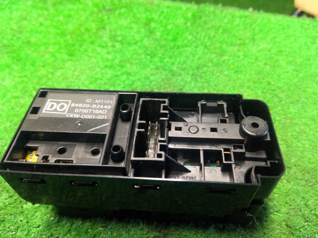 タント パワーウインドウスイッチ DBA-LA600S 84820-B2440