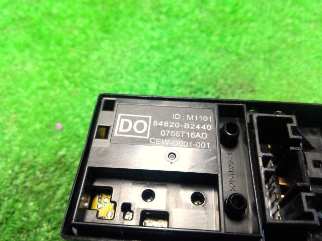 タント パワーウインドウスイッチ DBA-LA600S 84820-B2440