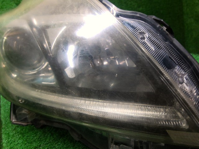 プリウス 右ヘッドランプＡＳＳＹ DAA-ZVW30 81145-47571