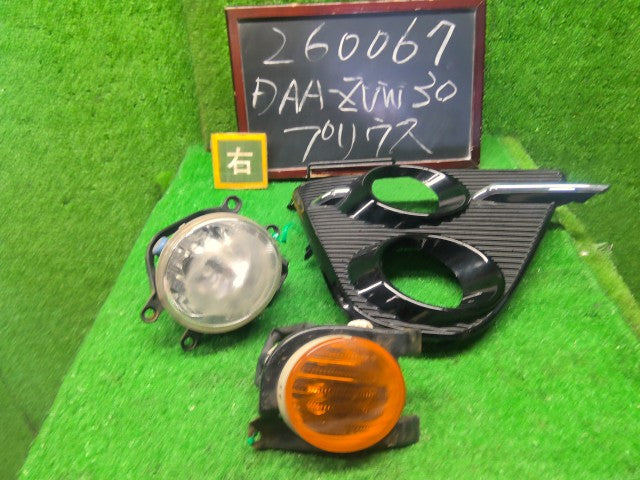 プリウス 右フォグランプ DAA-ZVW30 81210-12230