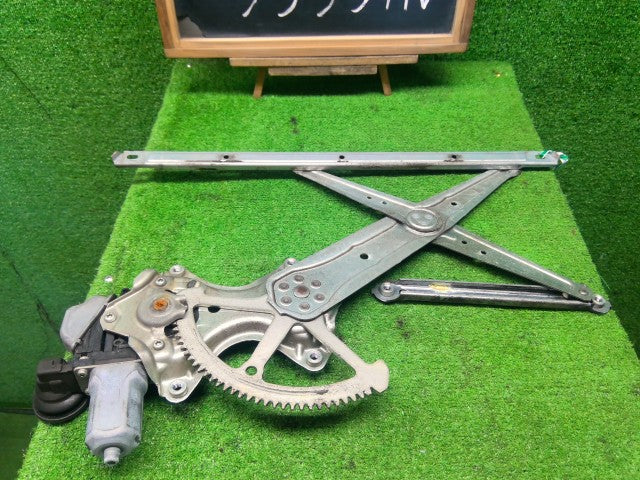【中古】クラウン DAA-AWS210 右リアドアレギュレータ・モーター 69801-30290