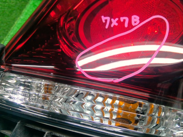 【中古】クラウン DAA-AWS210 右テールランプ 81551-30B60