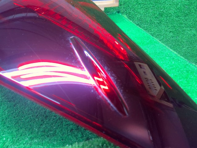 【中古】クラウン DAA-AWS210 右テールランプ 81551-30B60