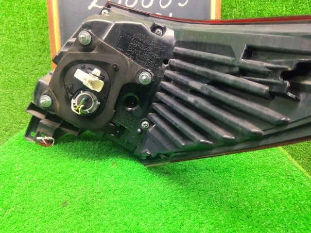 【中古】クラウン DAA-AWS210 左テールランプ 81561-30C50
