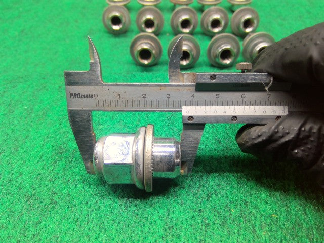 【中古】クラウン DAA-AWS210 ホイールナット 1台分