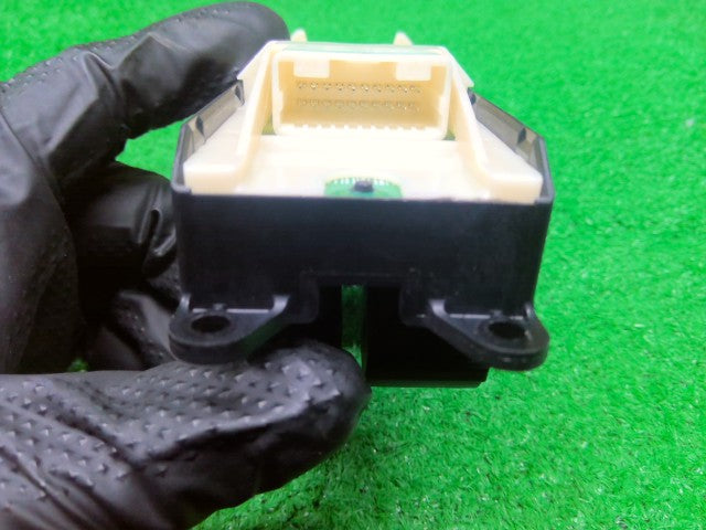 【中古】クラウン DAA-AWS210 パワーウインドウスイッチ 84040-30250