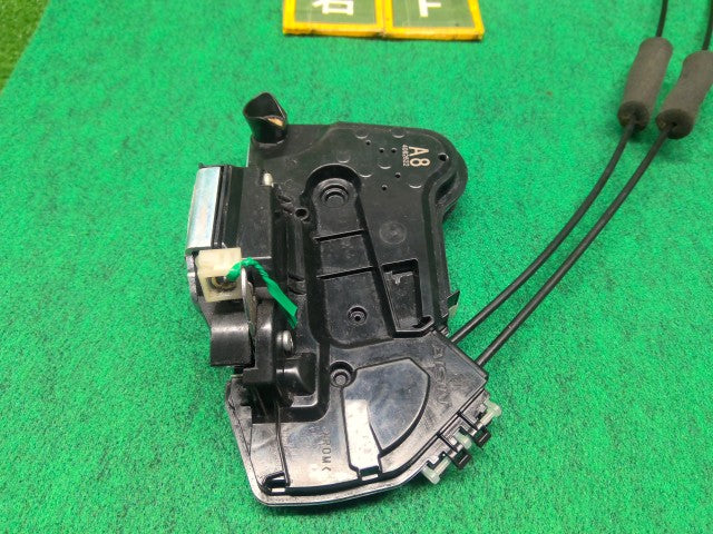 【中古】クラウン DAA-AWS210 右フロントドアロックソレノイド 69030-30A70