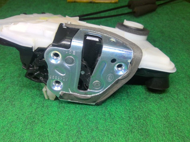 【中古】クラウン DAA-AWS210 右フロントドアロックソレノイド 69030-30A70