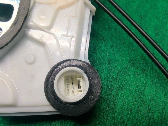 【中古】クラウン DAA-AWS210 右フロントドアロックソレノイド 69030-30A70