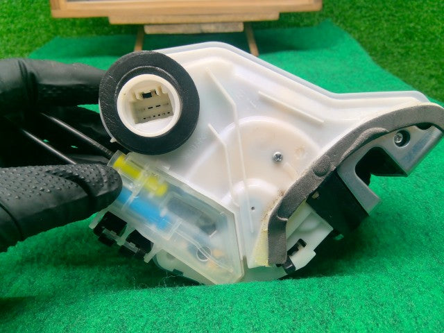 【中古】クラウン DAA-AWS210 右リアドアロックソレノイド 69050-30530