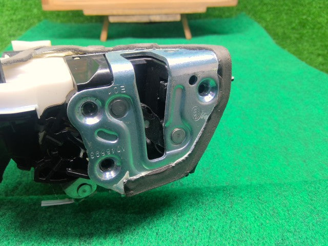 【中古】クラウン DAA-AWS210 右リアドアロックソレノイド 69050-30530